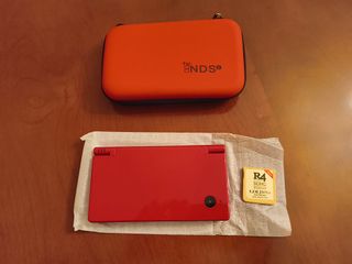 Nintendo DSi roja.