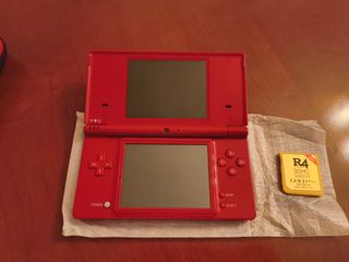 Nintendo DSi roja.