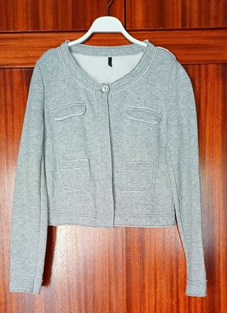 Chaqueta Benetton gris con botón joya