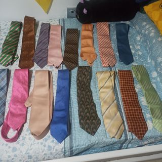 Lote de corbatas a 15 euros todas. 