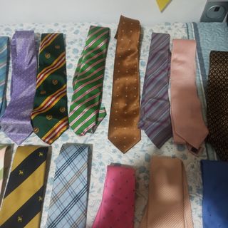 Lote de corbatas a 15 euros todas. 