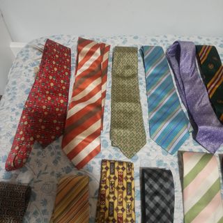 Lote de corbatas a 15 euros todas. 