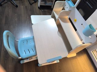 Escritorio infantil blanco y azul