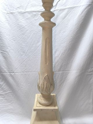 Torchère de madera pintada blanca  antigua