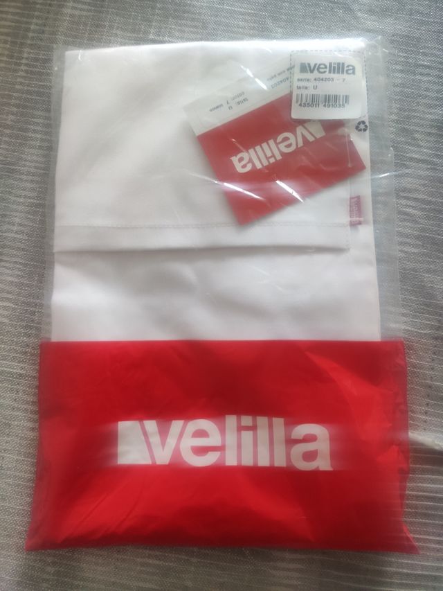Delantal blanco con bolsillo de la marca Velilla