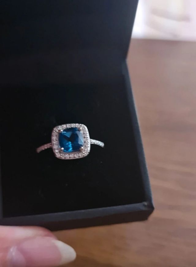 Anillo de oro blanco de 18 kilates