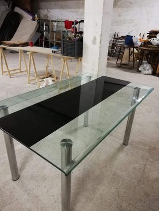 Mesa cristal y metal negra