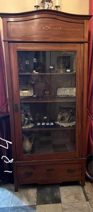 Vitrina antigua de madera noble