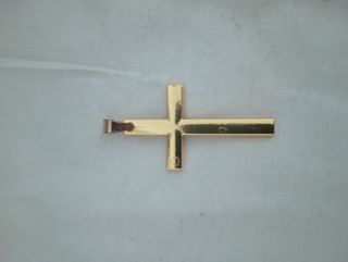 Cruz dorada colgante