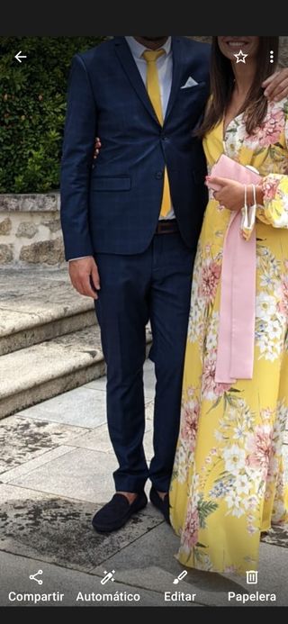 Traje azul con cuadros suaves. 