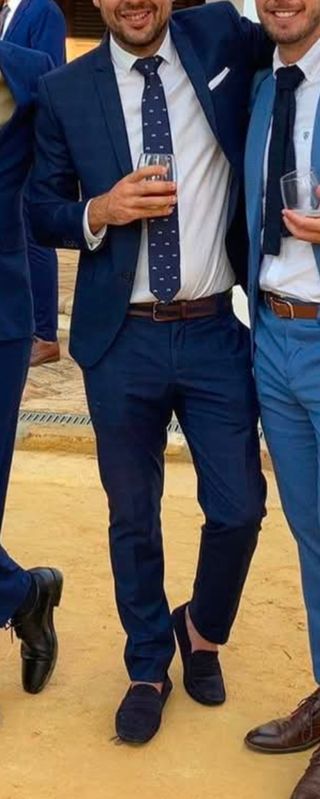 Traje azul con cuadros suaves. 