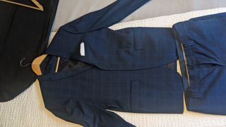 Traje azul con cuadros suaves. 