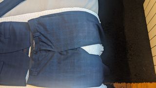 Traje azul con cuadros suaves. 