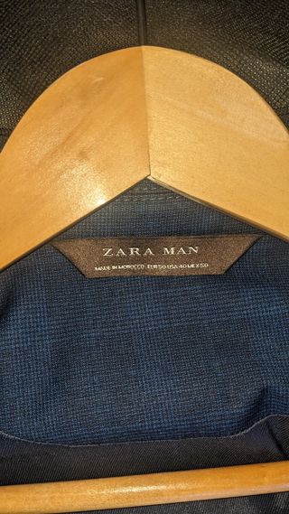 Traje azul con cuadros suaves. 