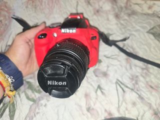 Cámara Nikon D3300 roja