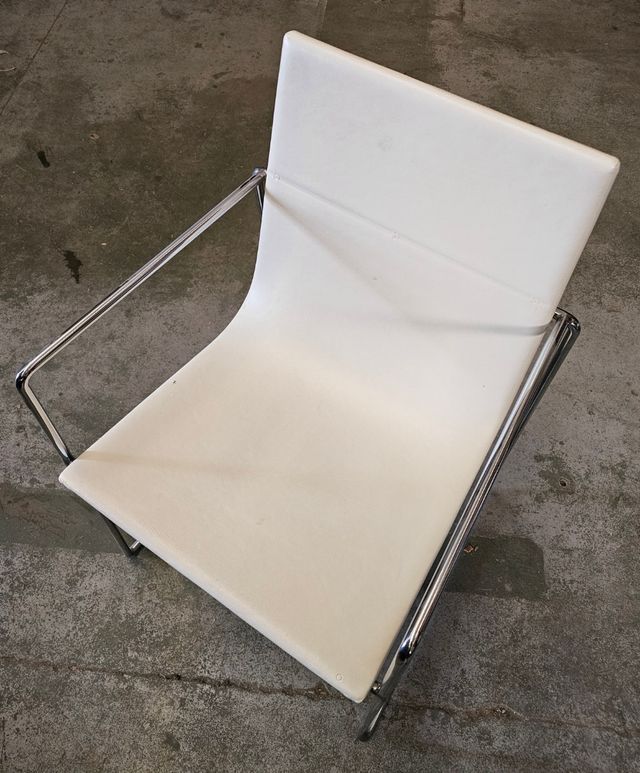 SILLAS DE CUERO BLANCO Y ACERO