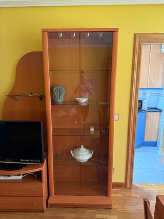 Vitrina madera cristal - marrón con luz