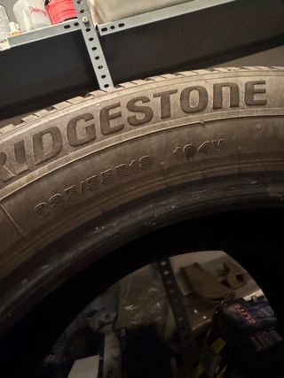 Dos Neumáticos Bridgestone 235/55R18 104V