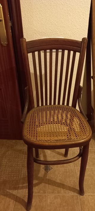 2 Sillas antiguas madera y rejilla