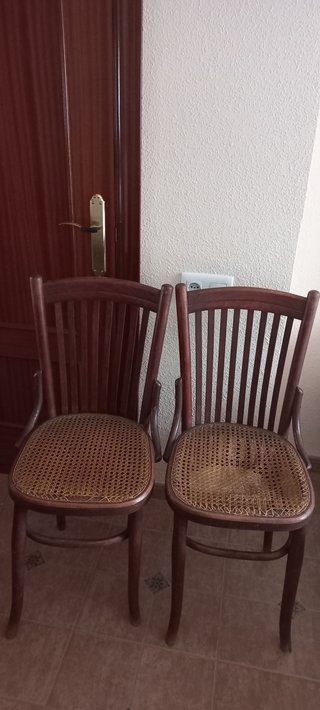 2 Sillas antiguas madera y rejilla
