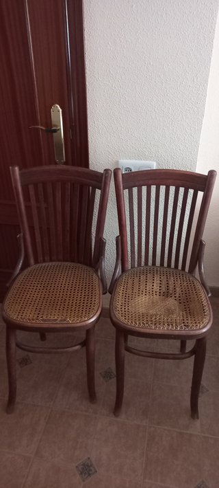 2 Sillas antiguas madera y rejilla