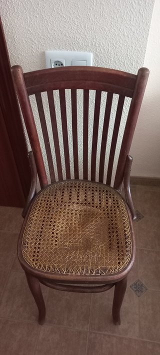 2 Sillas antiguas madera y rejilla