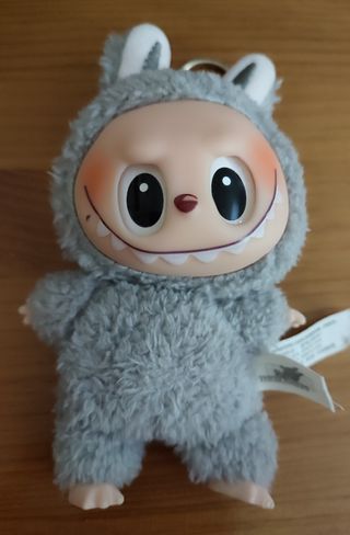 Muñeco Labubu gris.