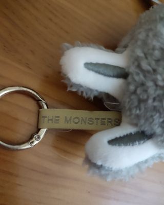 Muñeco Labubu gris.