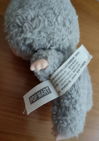 Muñeco Labubu gris.