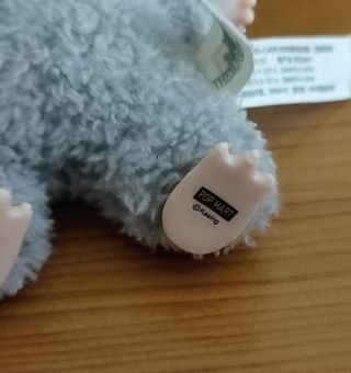 Muñeco Labubu gris.