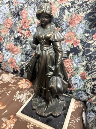 Escultura bronce mujer Urregui