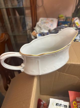 Salsera porcelana blanca y dorada y platos