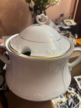 Salsera porcelana blanca y dorada y platos