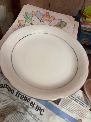 Salsera porcelana blanca y dorada y platos