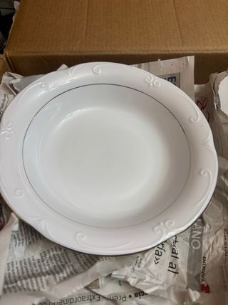 Salsera porcelana blanca y dorada y platos