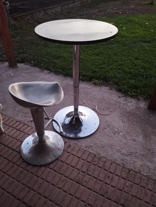 Mesa y taburete metálicos