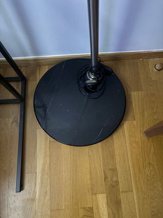 Lámpara arco metal plata.