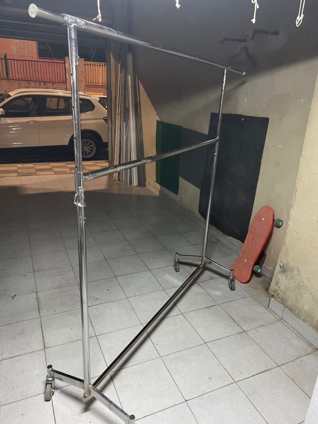 Perchero metalico con ruedas