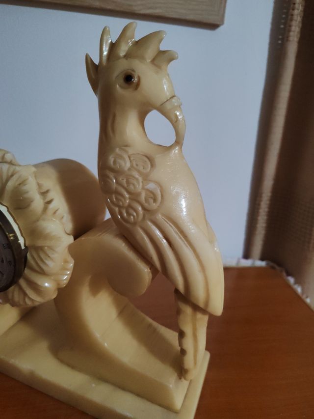 Reloj de mármol con loros