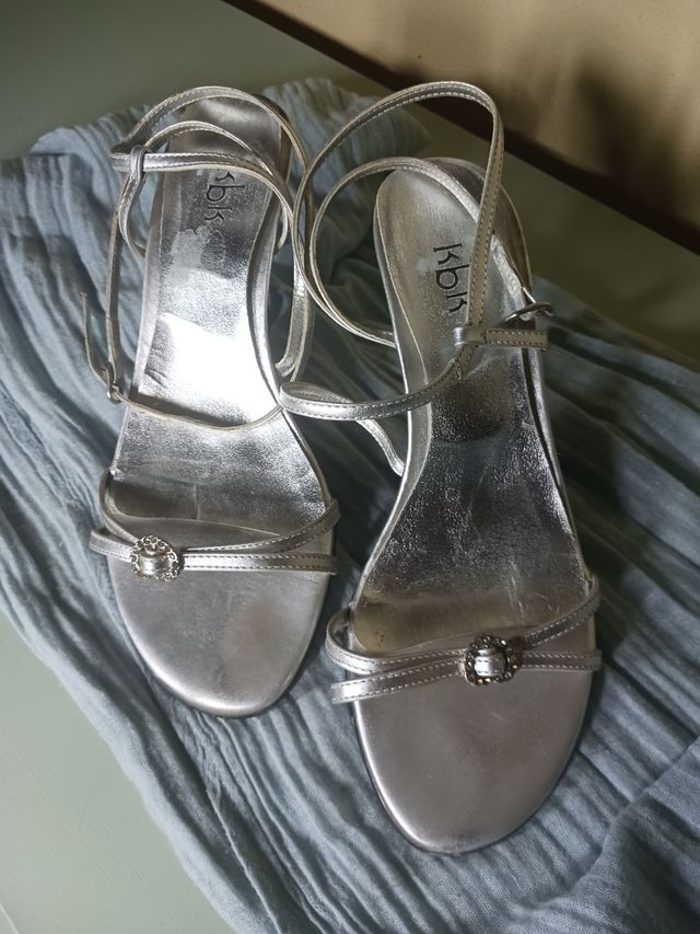 Sandalias tacón plata Kbr