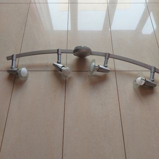 Lampara techo 4 focos giratorios color plata.