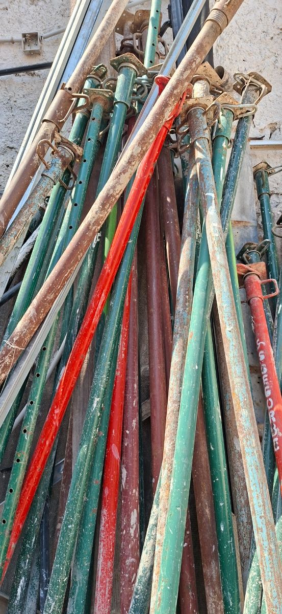 PUNTALES metálicos usados 3 y 4 metros.