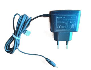 Móvil Nokia 7230 con cargador y batería