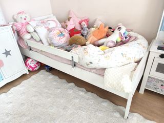 cama infantil con barras laterales y colchón