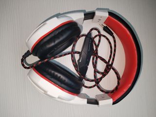 Cascos Blackview rojos y blancos