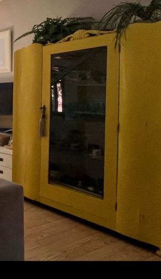 Mueble vitrina amarillo vintage