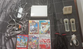 Nintendo Wii con juegos y micrófonos