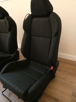 Interior completo GR86: Asientos y paneles.