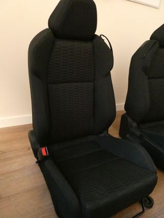 Interior completo GR86: Asientos y paneles.