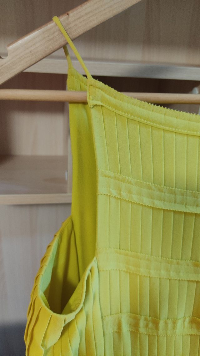 Vestido plisado Massimo Dutti color lima